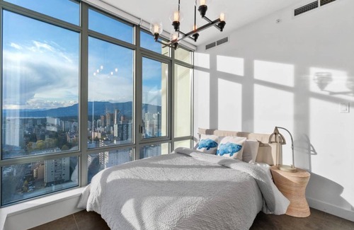 Downtown Vancouver Apartment | Luxury and Spacious Modern Living in the Heart of Downtown Vancouver