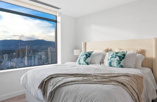 Downtown Vancouver Apartment | Luxury and Spacious Modern Living in the Heart of Downtown Vancouver