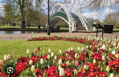 Bedford Apartment | Luxury ApArt Gallery Apartment 1 Near River & Free Parking