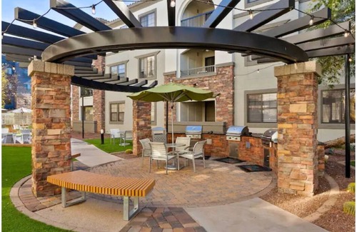 Glendale Sports and Entertainment District Apartment | Luxury Apartment! 1 mile from Westgate