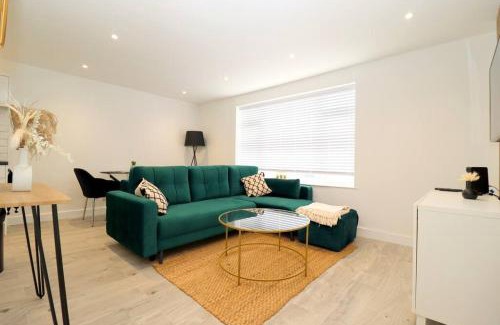 Tea Green Apartment | Luxury Apartment 5 mins to Luton Airport Sleeps 4