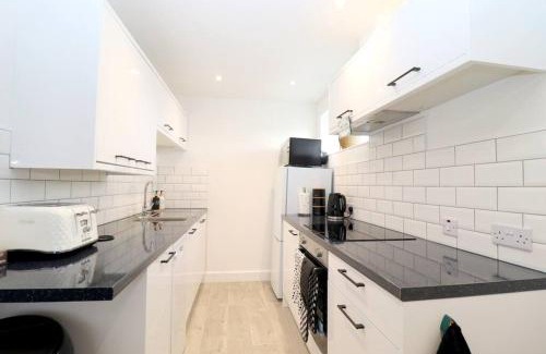 Tea Green Apartment | Luxury Apartment 5 mins to Luton Airport Sleeps 4
