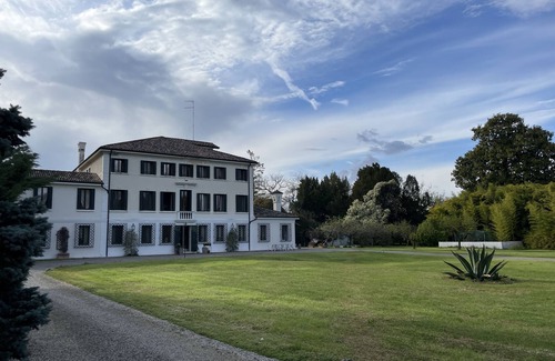 Lancenigo Apartment | [Luxury] Apartment in a historic Villa w/Gym & 4-acre Park. 5m from Treviso