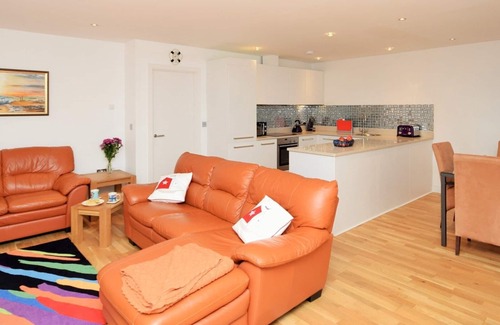 Newquay Apartment | LUXURY APARTMENT PORTH, SLEEPS 4, SEA VIEWS OVERLOOKING WHIPSDERRY BEACH