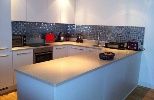 Newquay Apartment | LUXURY APARTMENT PORTH, SLEEPS 4, SEA VIEWS OVERLOOKING WHIPSDERRY BEACH