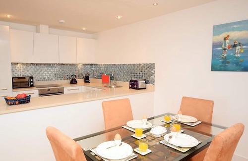 Newquay Apartment | LUXURY APARTMENT PORTH, SLEEPS 4, SEA VIEWS OVERLOOKING WHIPSDERRY BEACH