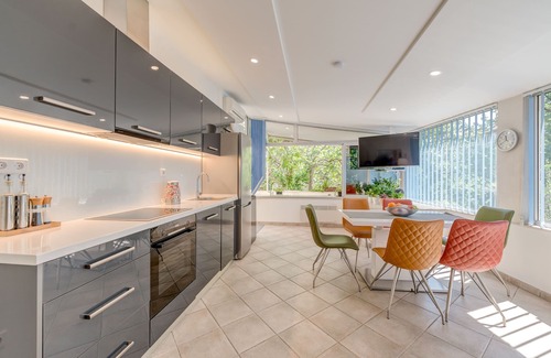 Split Apartment | Luxury apartment positioned in a green oasis in the middle of the city