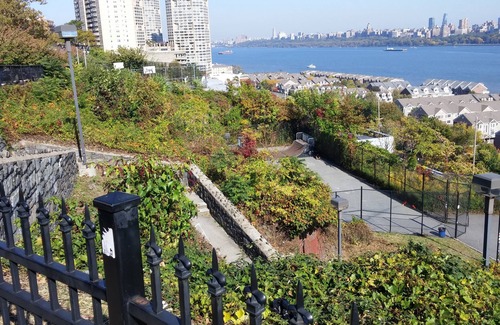 West New York House | LUXURY APARTMENT 15 MIN FROM MANHATTAN AT A BARGAIN PRICE. GREAT OPPORTUNITY.