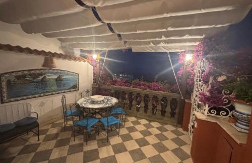 Capri Apartment | LUXURY APARTMENT "VILLA POMPEIANA" in VIA CAMERELLE CON TERRAZZA VISTA MARE