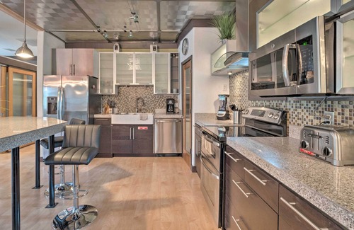 Bouldin Apartment | Luxury Apartment: Walk to Bus + 1 Mi to Downtown!