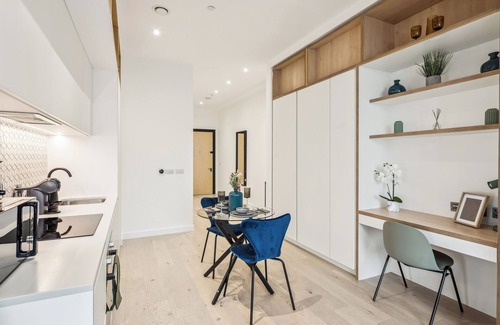 London Borough of Hounslow Apartment | Luxury Apartment with Gym, Cinema, Game Room, Park, near Station