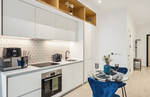 London Borough of Hounslow Apartment | Luxury Apartment with Gym, Cinema, Game Room, Park, near Station