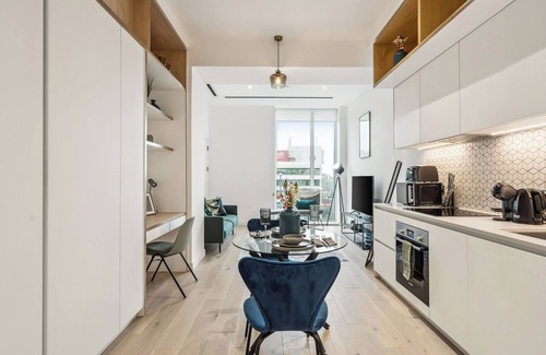 London Borough of Hounslow Apartment | Luxury Apartment with Gym, Cinema, Game Room, Park, near Station