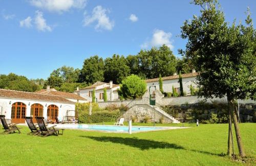 Saint-Preuil House | Luxury apartment with terrace, sauna, tennis, pool