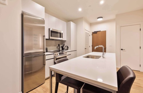 Seaport District Apartment | Luxury Apt Heart of Seaport with Gym