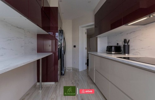 Brondesbury Park Apartment | Luxury Apt w Underfloor Heating & Large Smart TV