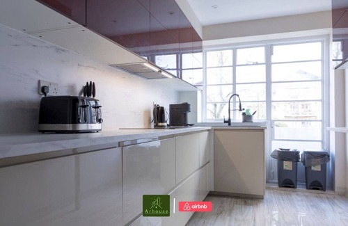 Brondesbury Park Apartment | Luxury Apt w Underfloor Heating & Large Smart TV