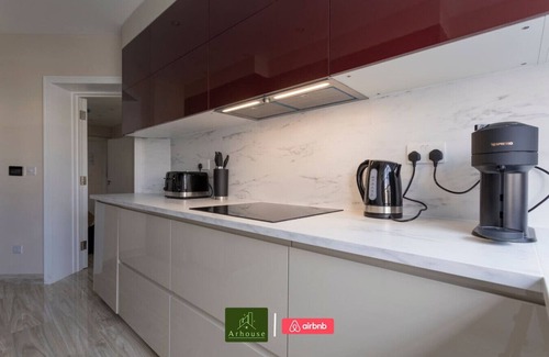 Brondesbury Park Apartment | Luxury Apt w Underfloor Heating & Large Smart TV