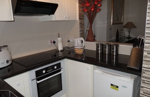 Peyia Town Apartment | Luxury Aptmt, Seaview Sunset, Large Pool, free Wi-Fi, UK-TV