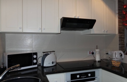 Peyia Town Apartment | Luxury Aptmt, Seaview Sunset, Large Pool, free Wi-Fi, UK-TV