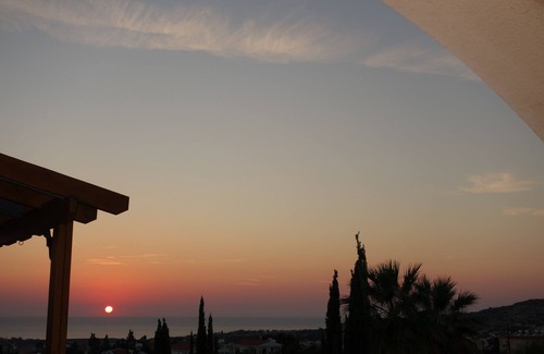 Peyia Town Apartment | Luxury Aptmt, Seaview Sunset, Large Pool, free Wi-Fi, UK-TV