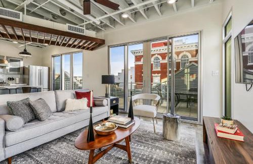 Arts/Warehouse District Apartment | Luxury Arts District Apartments