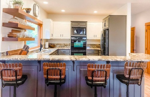 Ashland Villa | Luxury Ashland Mountain Escape: Pool, Hot Tub