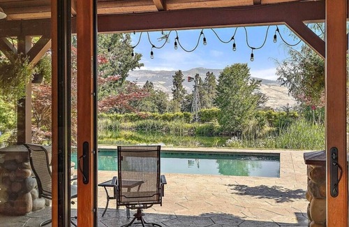 Ashland Villa | Luxury Ashland Mountain Escape: Pool, Hot Tub