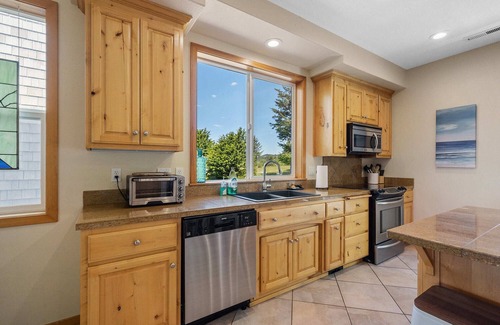 Netarts House | Luxury At Its Best~4 Bedroom 3 1/2 Bath On Private 3 Hole Golf Course
