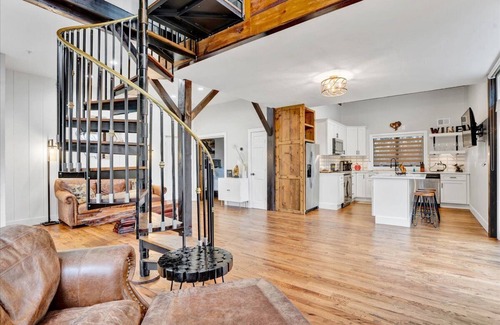 Lambertville House | Luxury Barn/Corporate events/weddings/Retreat