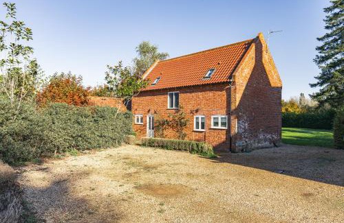 Wymondham House | Luxury barn Retreat - sleeps 2-4, quiet location with parking