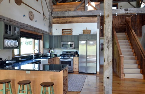 Craryville House | Luxury Barn Retreat . Year-Round Scenic “Park Like”Paradise.