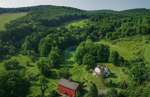 Craryville House | Luxury Barn Retreat . Year-Round Scenic “Park Like”Paradise.