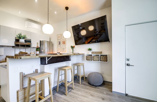 Jefferson City Apartment | Luxury Barndo 2AS Europe Style Farm Stay Highland Cows, Chickens, Ducks