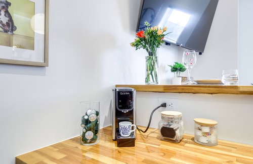 Jefferson City Apartment | Luxury Barndo 2AS Europe Style Farm Stay Highland Cows, Chickens, Ducks