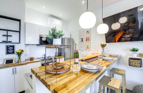 Jefferson City Apartment | Luxury Barndo 2AS Europe Style Farm Stay Highland Cows, Chickens, Ducks