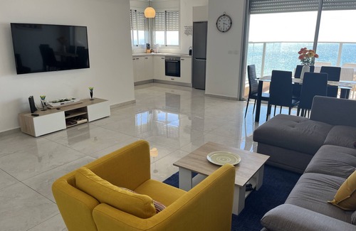 Netanya Condo | Luxury Beach Condo Netanya- 5 Minutes walk to Kikar, across from Beach Elevator