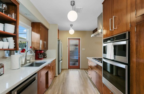 Belmont Shore House | Luxury Beach House w Jacuzzi, BBQ, 2 Parking Space