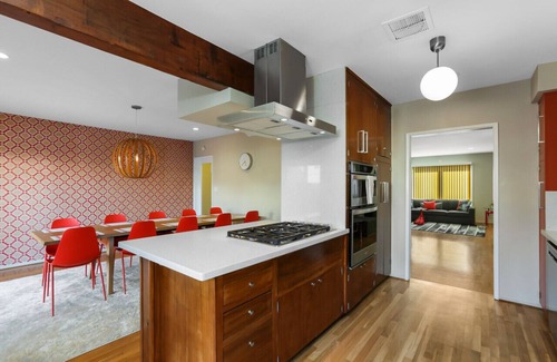 Belmont Shore House | Luxury Beach House w Jacuzzi, BBQ, 2 Parking Space