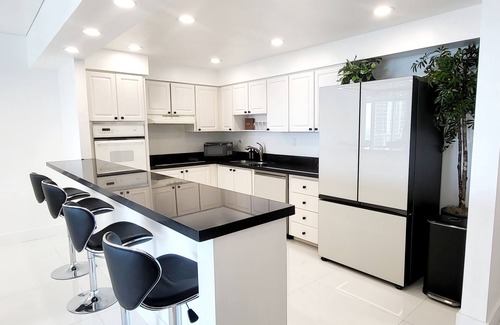 Golden Beach Condo | Luxury Beach & City View Condo 5 min walk to beach