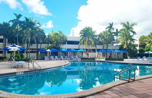 Golden Beach Condo | Luxury Beach & City View Condo 5 min walk to beach