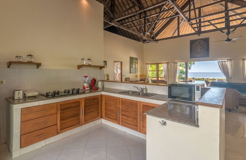 Lokapaksa Villa | Luxury beach villa directly at sea, private pool, incl. Staff/Cook next Lovina