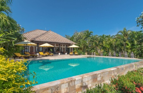 Lokapaksa Villa | Luxury beach villa directly at sea, private pool, incl. Staff/Cook next Lovina