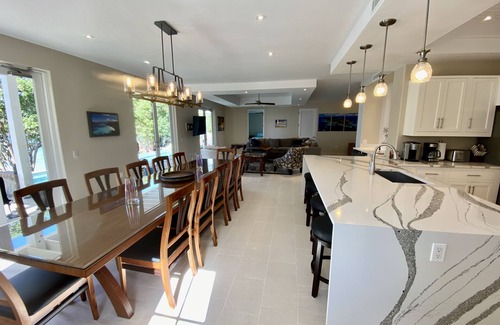Hart Bay Villa | Luxury Beach Villa, HEATED Pool, Spa, Snorkel gear, Kayaks, SUPs, Near Town