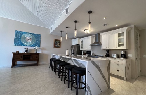 Hart Bay Villa | Luxury Beach Villa-Jacuzzi, Kayaks, SUPs, Snorkel Gear, No Stairs, Close to Town