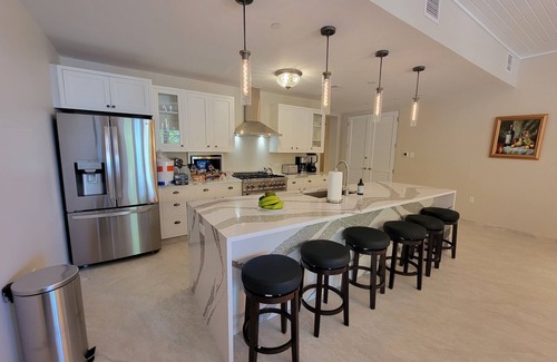 Hart Bay Villa | Luxury Beach Villa-Jacuzzi, Kayaks, SUPs, Snorkel Gear, No Stairs, Close to Town