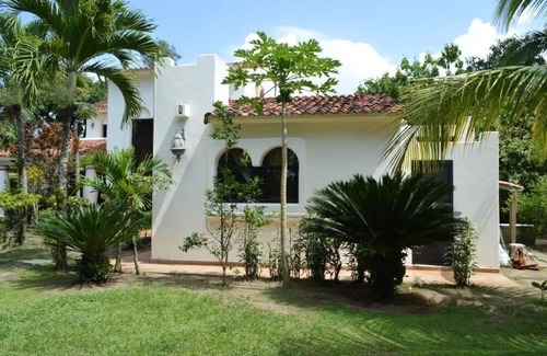 Tela House | Luxury Beachfront House with pool/beachfront