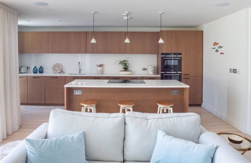 Salcombe Apartment | Luxury beachfront property sleeps 6 - parking
