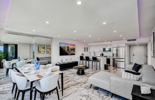 Mid Beach Apartment | Luxury Beachside 3BR/3BA Condo + Resort Amenities, Pools, Gym and Sauna 620