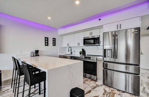 Mid Beach Apartment | Luxury Beachside 3BR/3BA Condo + Resort Amenities, Pools, Gym and Sauna 620